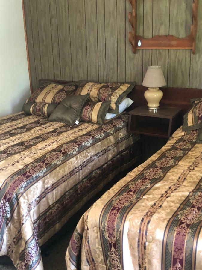Michael Dee'S Motel East Durham 外观 照片