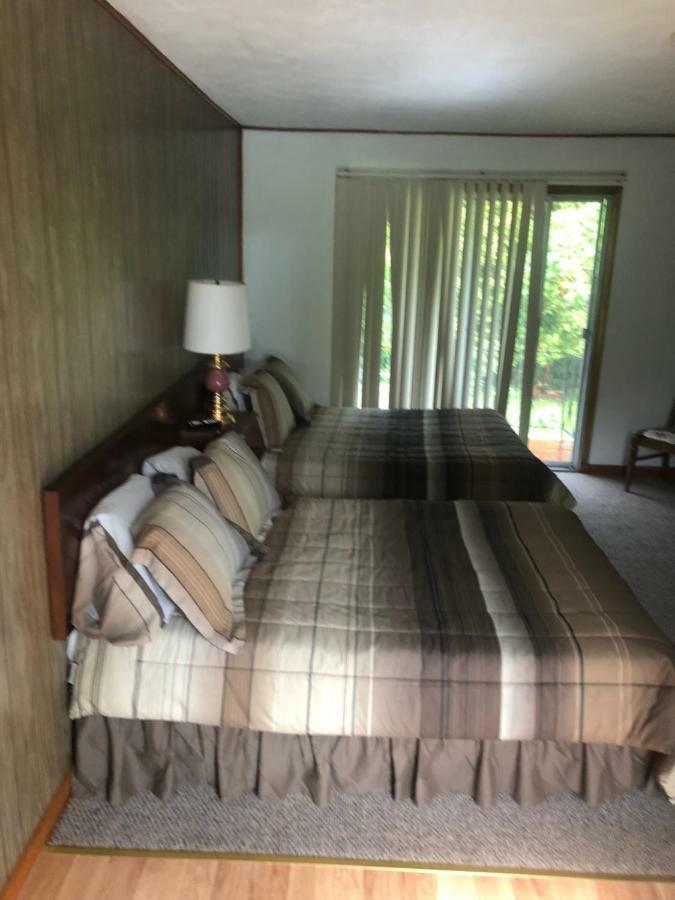 Michael Dee'S Motel East Durham 外观 照片
